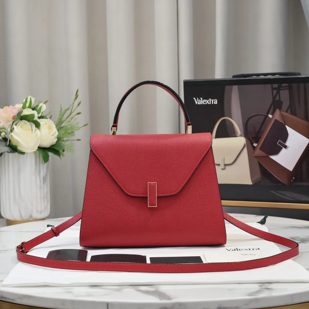 Valextra, the name of Italy's beloved horse, Iside is Val. One of extra's most iconic designs. There is no obvious logo, but the simple collective line design is very recognizable, full of architectural art, and shows a capable and intellectual style. It is made of imported palm-print lining cowhide, with up to five stitches of handwork, and the shiny oil edges test the skill of the craftsman. Large size: 26cm model 6627#